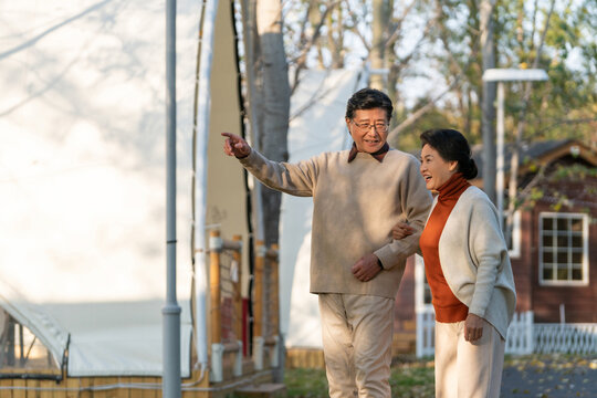 中老年夫妻散步