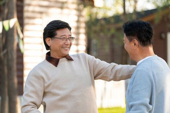 两个中老年男人开心地击掌