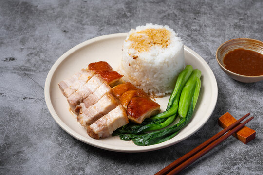 酱油鸡拼烧腩饭