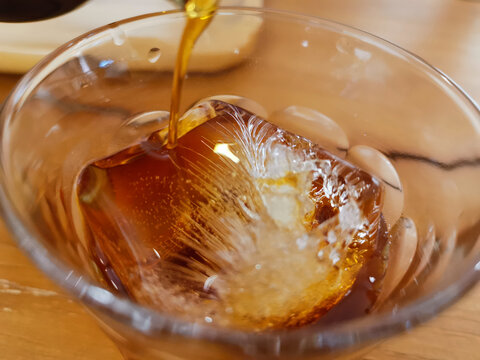 精品咖啡倒入冰块中