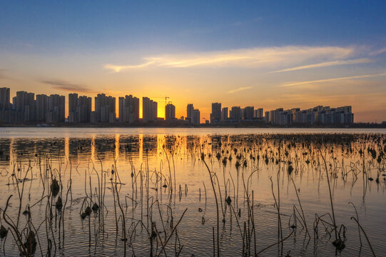 日落济南华山湖景色