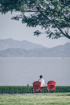 海边长椅上的人