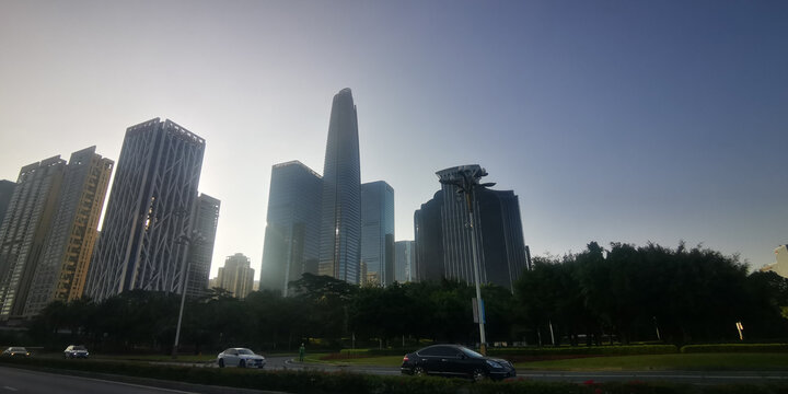 深圳市中心的晨光