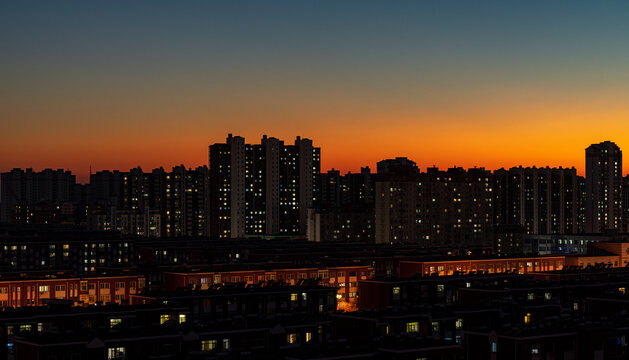 冬日北方小城太阳落山后的夜景