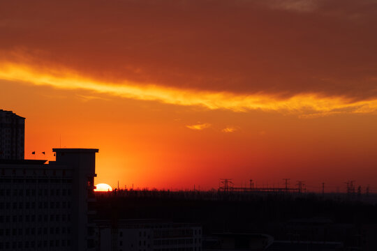 夕阳下的云与建筑的剪影