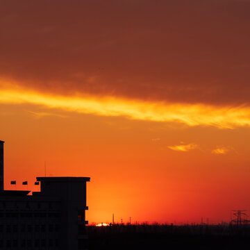 夕阳下的云与建筑的剪影
