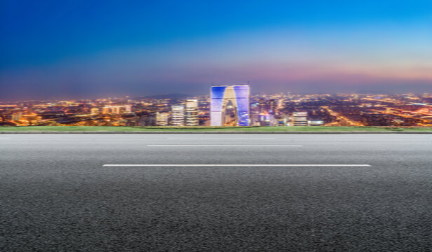 高速公路和城市夜景