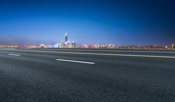 公路行车道和城市夜景