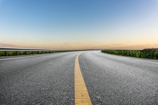 公路弯道和天空日落