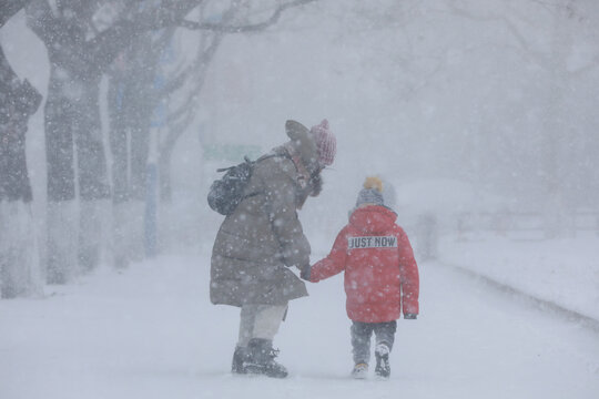 市民冒雪出行