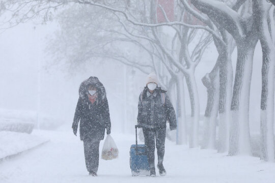 市民冒雪出行