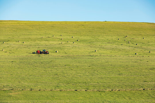 立体草原拖拉机收割牧草
