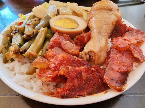 卤肉饭猪脚饭双拼饭香肠拼鸡腿