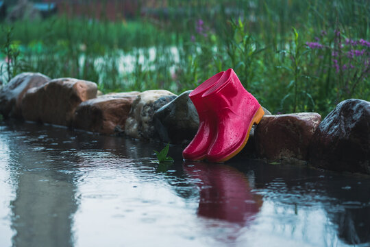雨中的红雨靴