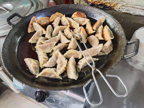 煎饺子