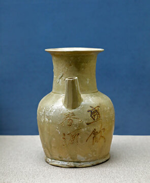 唐代长沙窑青釉瓷壶