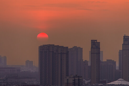 太阳从城市升起景观图片