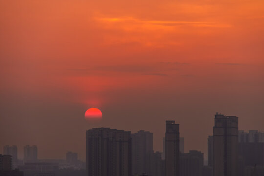 太阳从城市升起景观图片