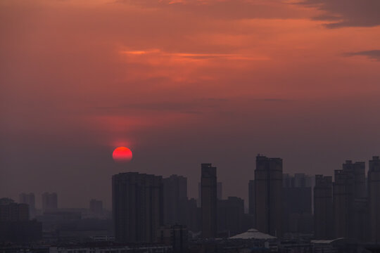 太阳从城市升起景观图片