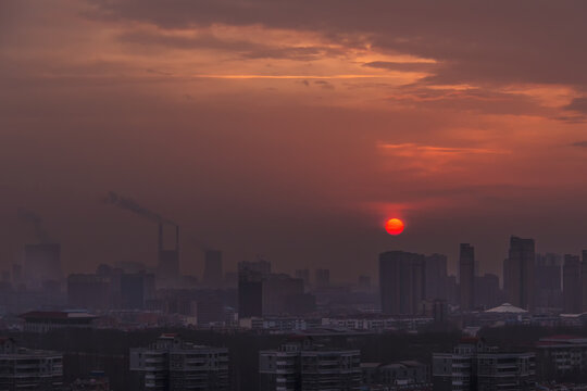 太阳从城市升起景观图片