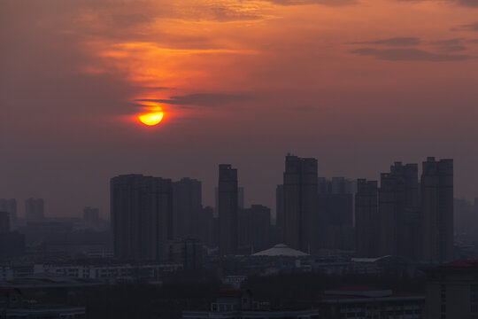 太阳从城市升起景观图片