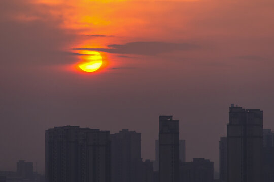 太阳从城市升起景观图片