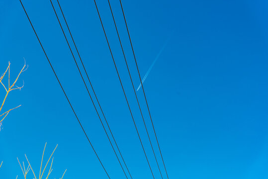 蓝天中的飞机和电线