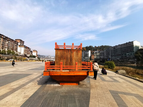 贵州省锦屏县清江广场上的鱼船