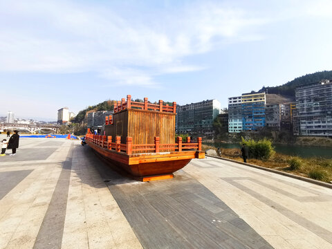 贵州省锦屏县清江广场上的鱼船