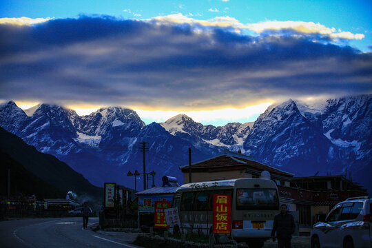 稻城亚丁雪山乌云