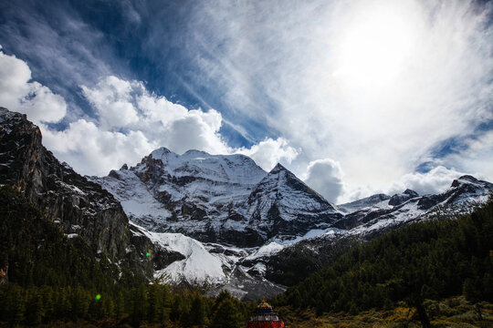 稻城亚丁雪山近景