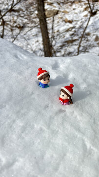 雪地上的两个小玩偶