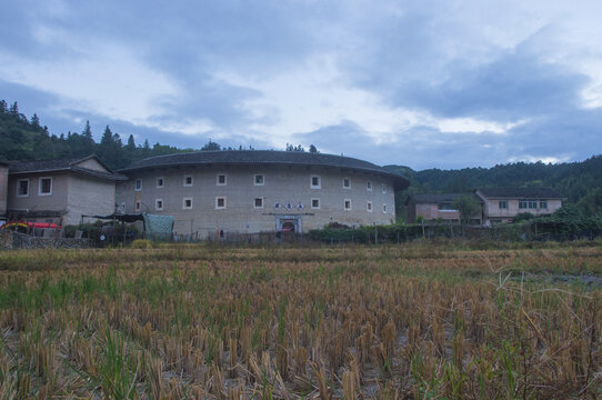 田野上的土楼