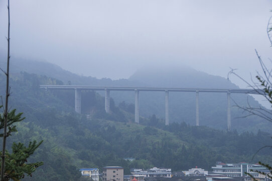 雾中高架桥