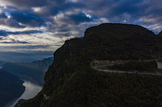 云层高山河流