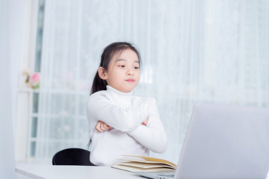 坐在电脑前的小女孩