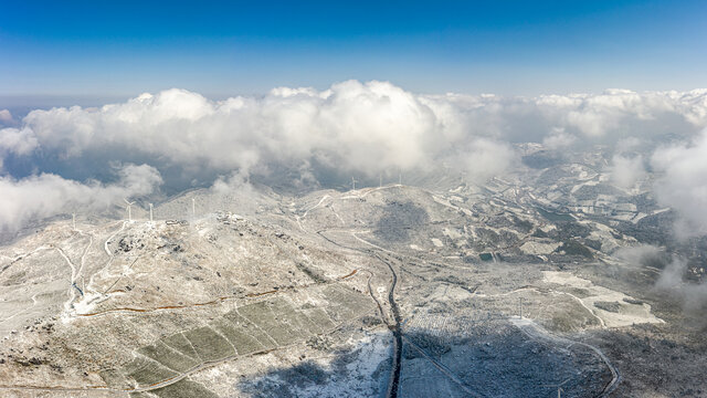 东白山风车云海雪景鸟瞰航拍