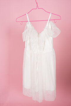 吊带白色纱裙