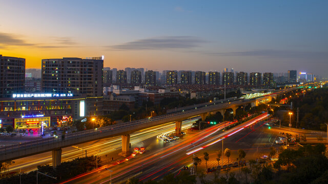 云南昆明市彩云北路车灯轨