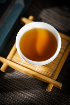 白瓷茶杯茶汤岩茶