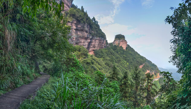 齐云山最高峰与赏月亭