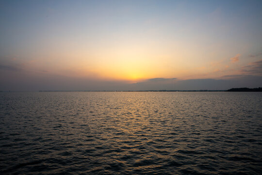 夕阳下波光粼粼的湖面