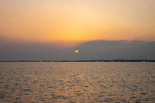 金色晚霞下夕阳和平静湖面