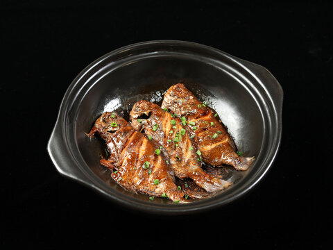 焗海鲜红烧石锅鲳鱼肉鲳
