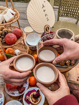 围炉煮茶碰杯喝奶茶