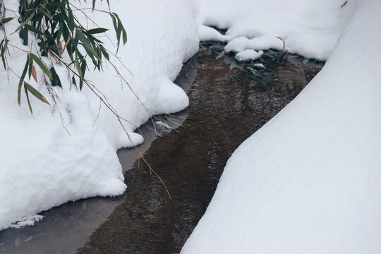 雪后溪流