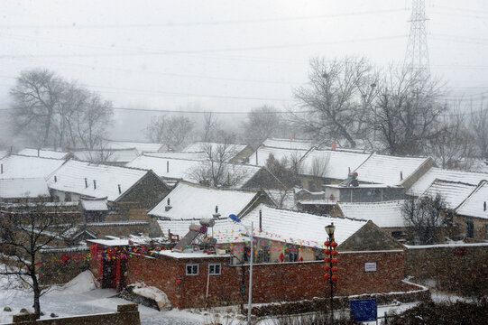 下雪的村庄