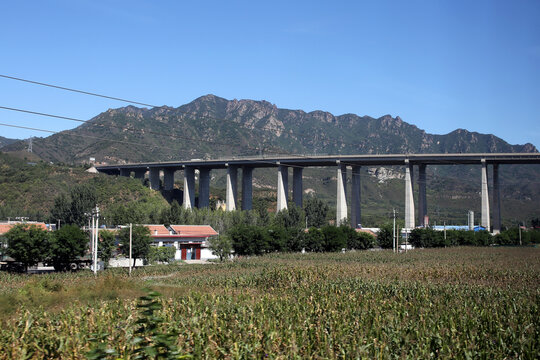 山间的高速公路大桥