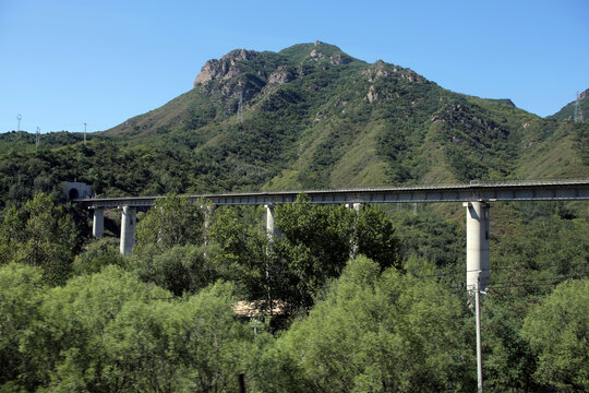 山间的铁路大桥