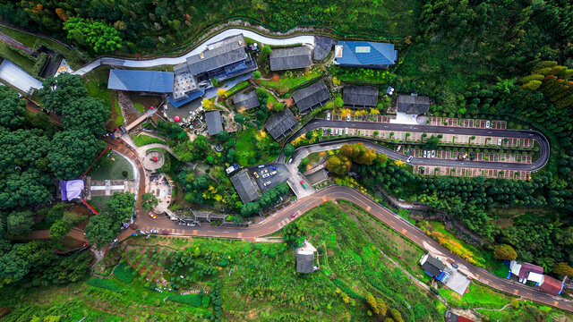 鸟瞰云峰山景区露天停车场